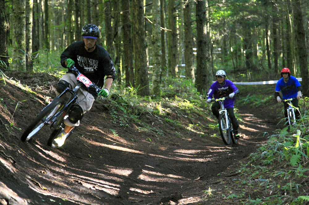 For starters, how about mountain biking on the trails at the foot of Mt. Fuji supervised by a professional?